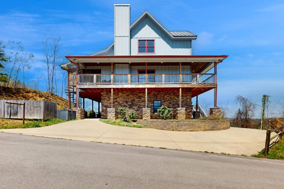 Bright Home Sleeps 12 Hot Tub Pools Billiard Room House in Gatlinburg