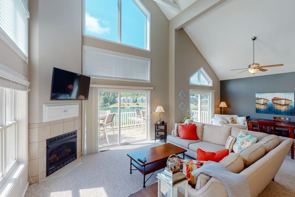 Family Lake Escape Sleeps 12 Shared Pool Dock House in Norris Lake