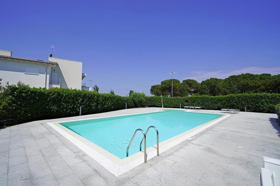 Swimming pool, Swimming pool