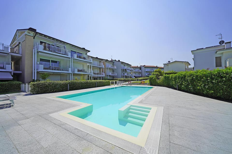 Property building, Swimming pool, Swimming pool