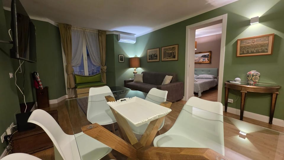 TV and multimedia, Seating area, Dining area