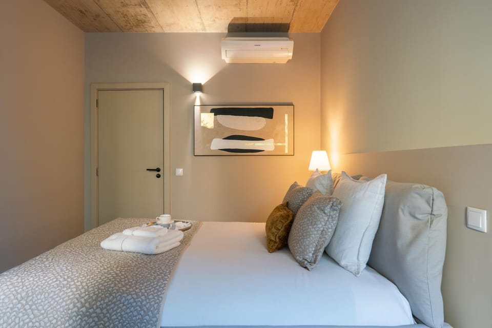 Bed, Bedroom, towels, air conditioner