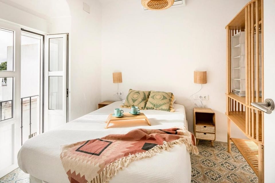 Photo of the whole room, Bedroom