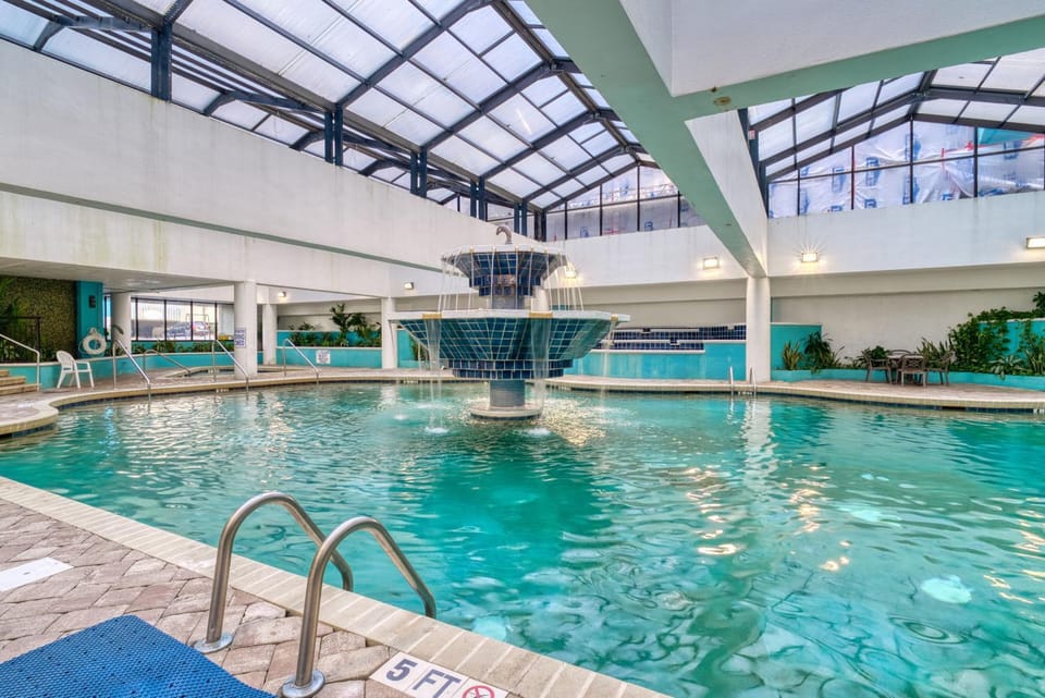 Beautifully Updated 1BR Direct Oceanfront! Landmark 633 House in Myrtle Beach