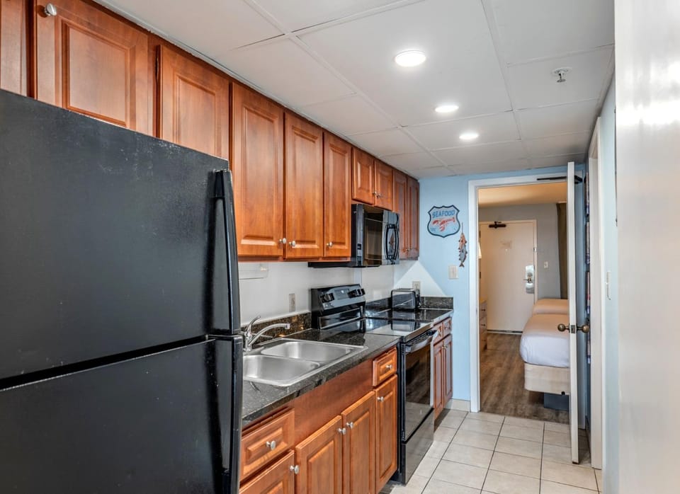 Beautifully Updated 1BR Direct Oceanfront! Landmark 633 House in Myrtle Beach