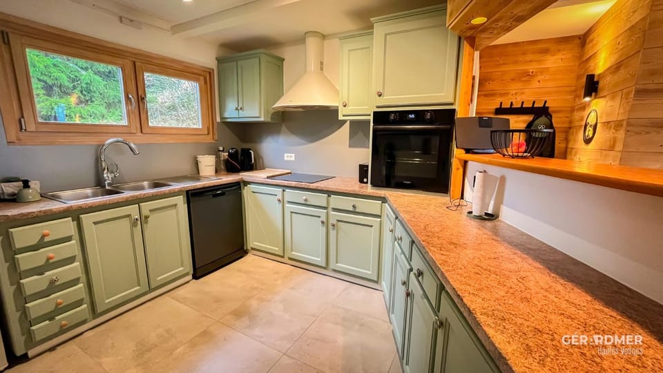 Coffee/tea facilities, Kitchen or kitchenette, dishwasher, oven, stove, toaster