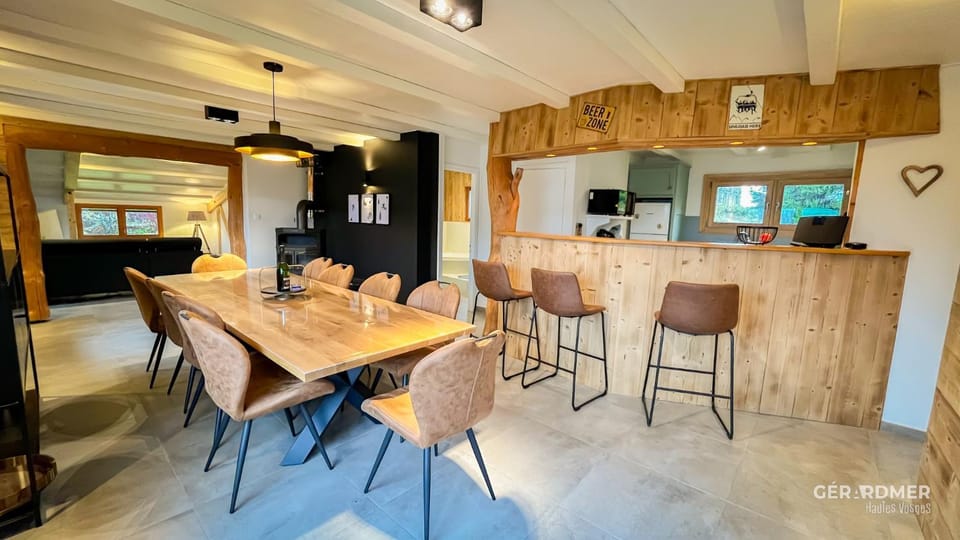 Dining area, minibar