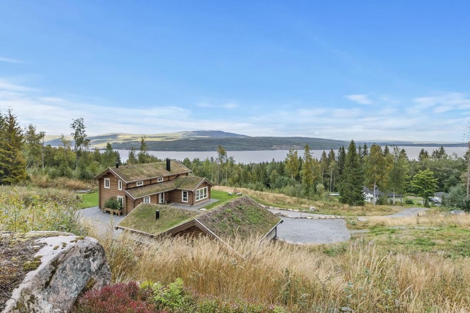 Property building, Nearby landmark, Spring, Day, Natural landscape, Lake view, Mountain view
