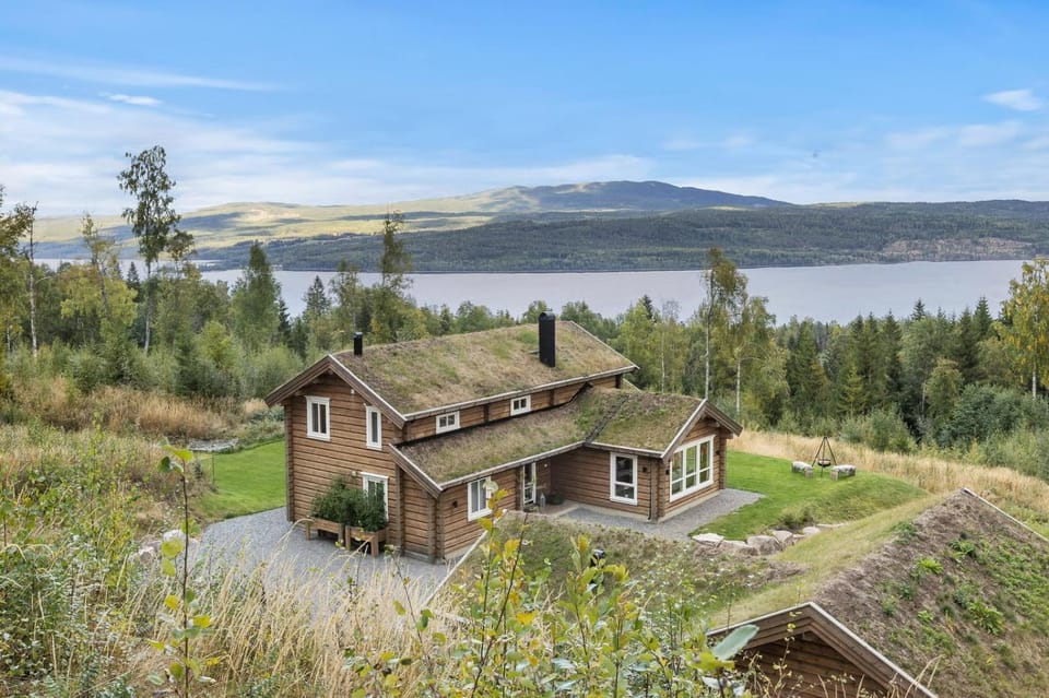 Property building, Nearby landmark, Spring, Day, Natural landscape, Garden, Lake view, Mountain view