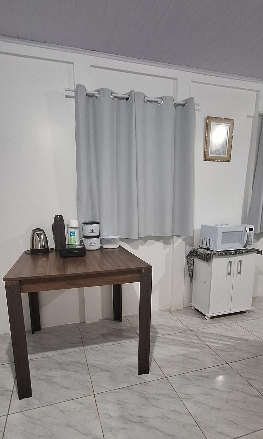 Coffee/tea facilities, microwave