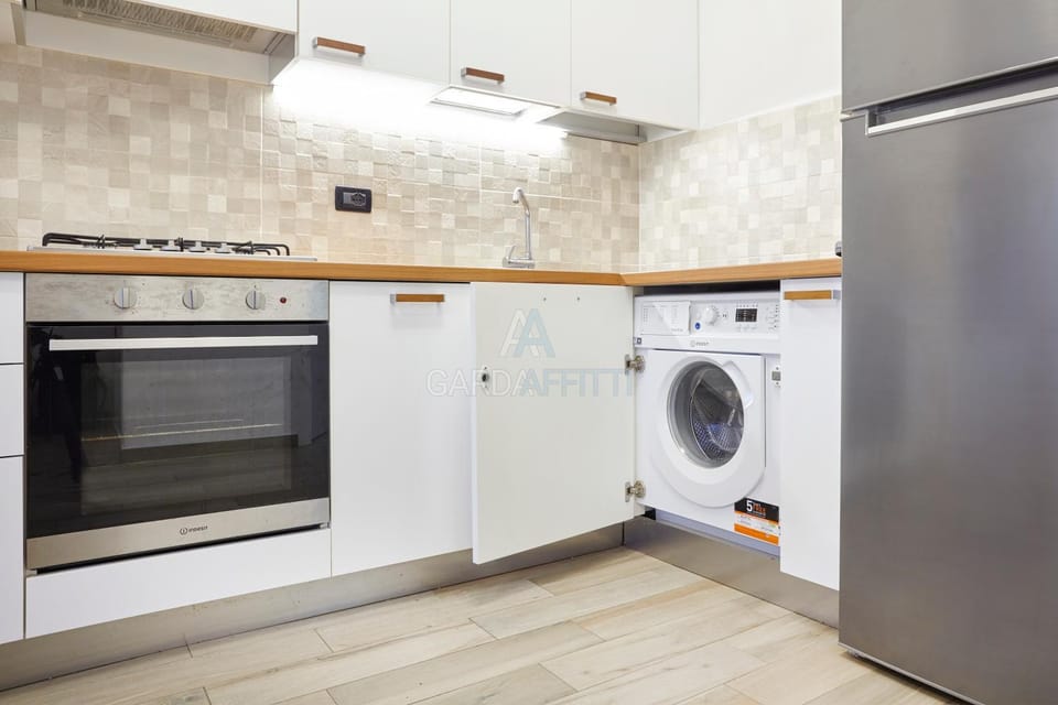 Kitchen or kitchenette, oven, washing machine