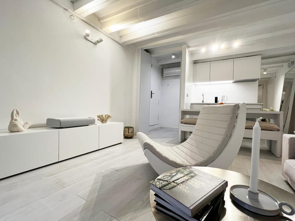 Key White Apartment in Barcelona