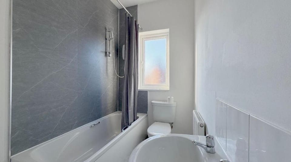 Stylish 3 bedroom, 2 bathroom House Apartment in Wigan