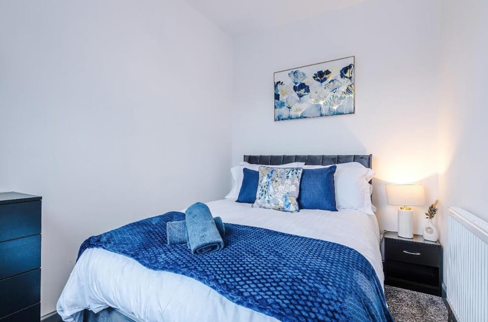 Stylish 3 bedroom, 2 bathroom House Apartment in Wigan