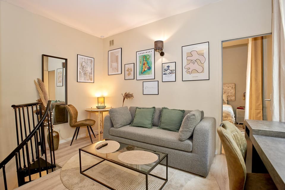 Bed, Living room, Decorative detail