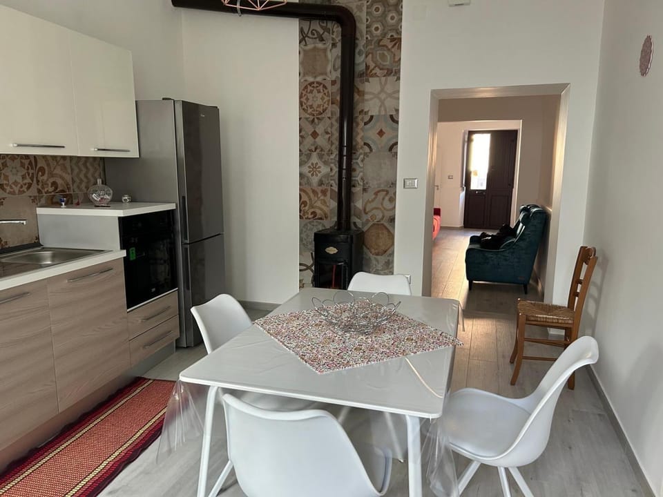 Kitchen or kitchenette, Dining area, oven, stove