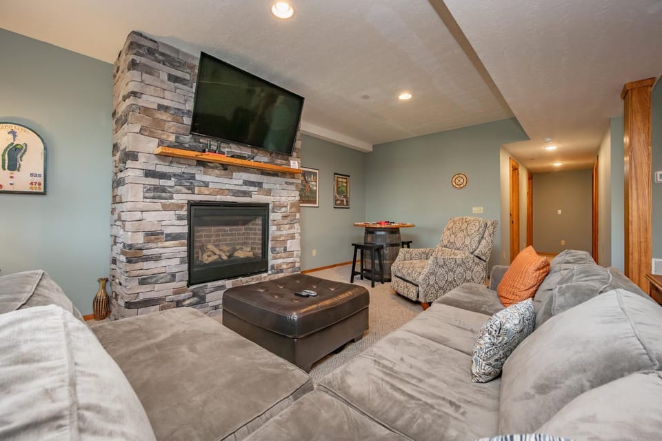 Wood-Fore Reserve by Railey Vacations House in McHenry
