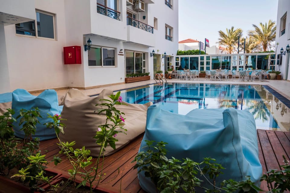 Property building, Day, Pool view, Swimming pool, Swimming pool, sunbed
