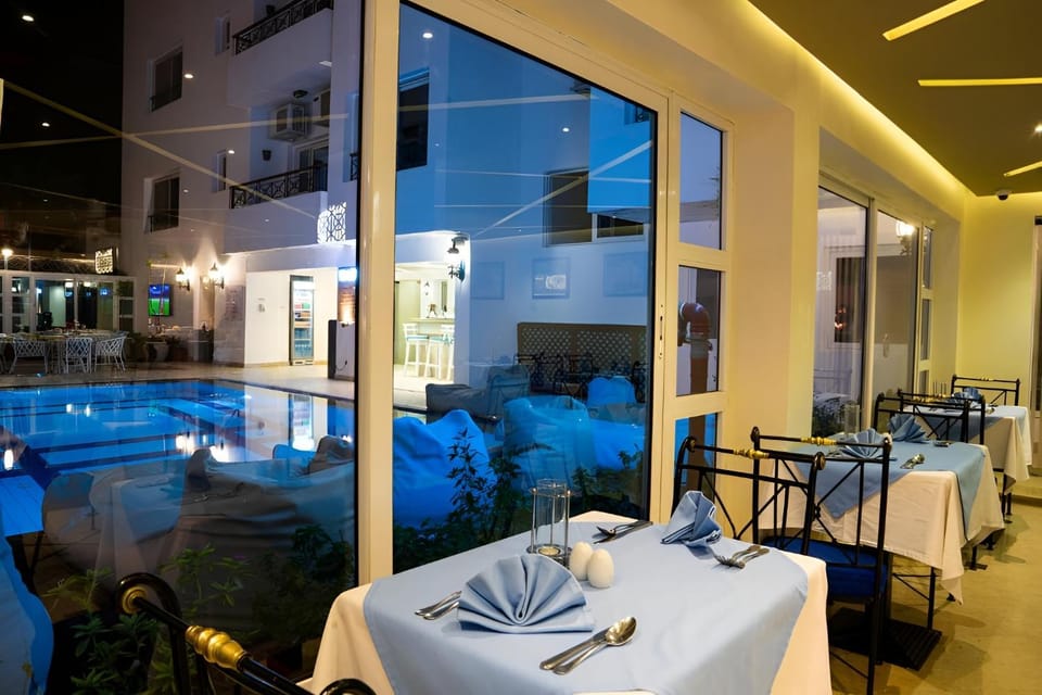 Restaurant/places to eat, Banquet/Function facilities, Seating area, Pool view, Swimming pool, Breakfast, Breakfast, Buffet breakfast, Buffet breakfast, Lunch, Lunch, Dinner, Dinner, sunbed