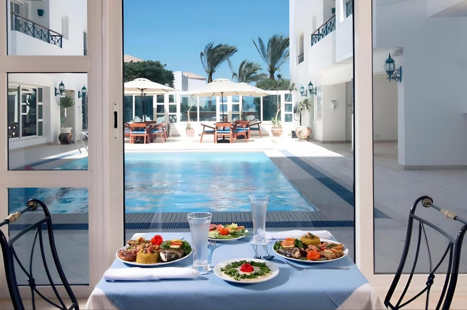 Patio, Day, Food and drinks, Dining area, Food, Pool view, Swimming pool, Breakfast, Continental breakfast, Lunch, Dinner, Drinks, sunbed