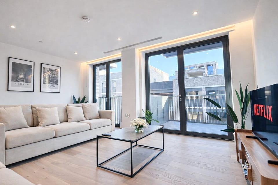 Property building, TV and multimedia, Balcony/Terrace, Living room, Decorative detail, Seating area, heating, air conditioner