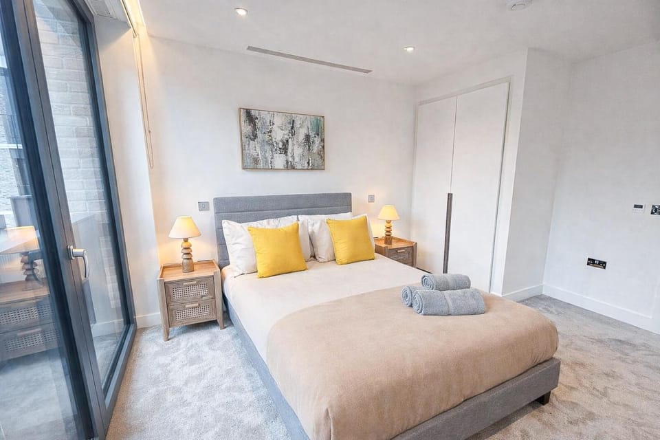 Bed, Photo of the whole room, Decorative detail, Bedroom, flat iron, hair dryier, heating, towels, wardrobe, air conditioner