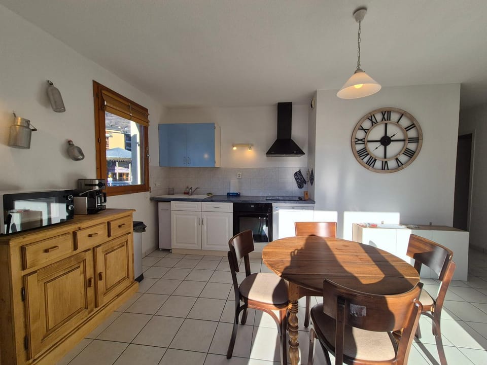 Kitchen or kitchenette, Dining area, dishwasher, oven, pet friendly, stove