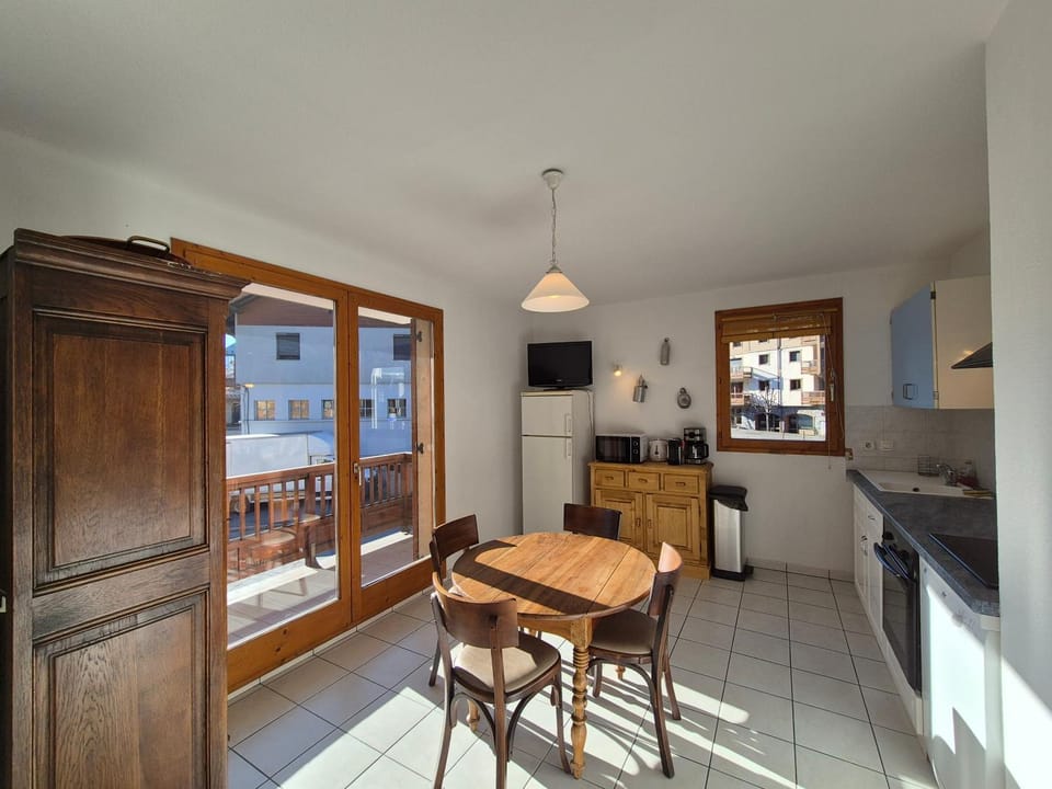 Kitchen or kitchenette, Dining area, oven, stove
