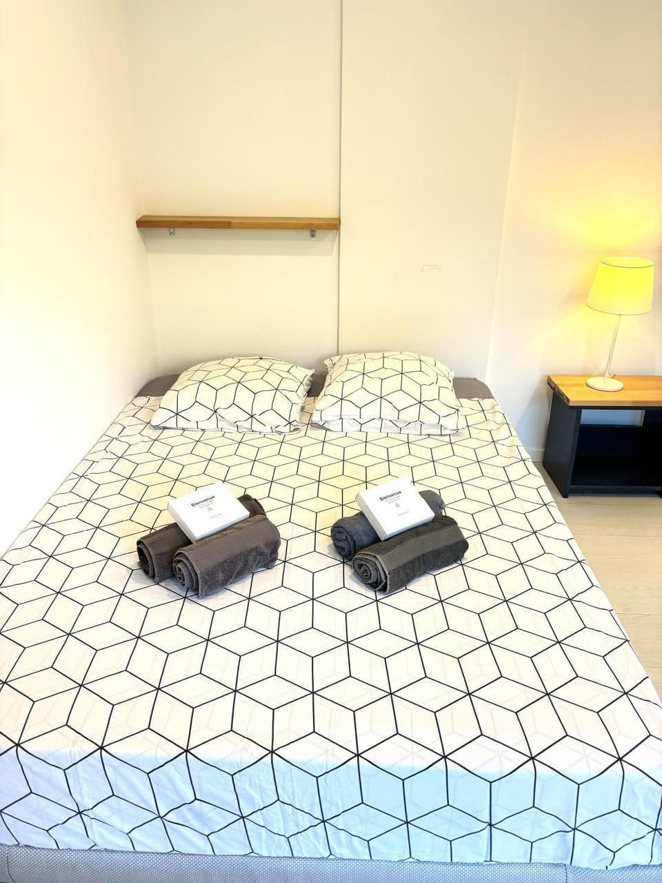 Bed, Bedroom, towels