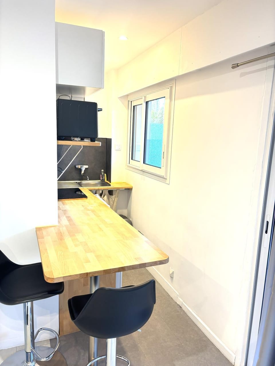 Kitchen or kitchenette, Dining area, stove