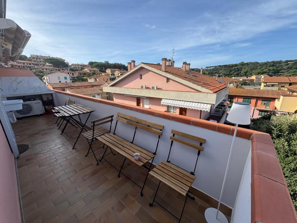 Property building, View (from property/room), Balcony/Terrace, Dining area, City view, Mountain view