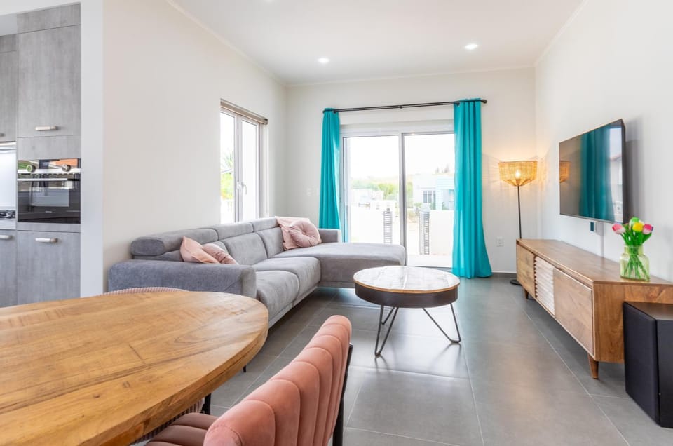 TV and multimedia, Living room, Seating area, Dining area, oven