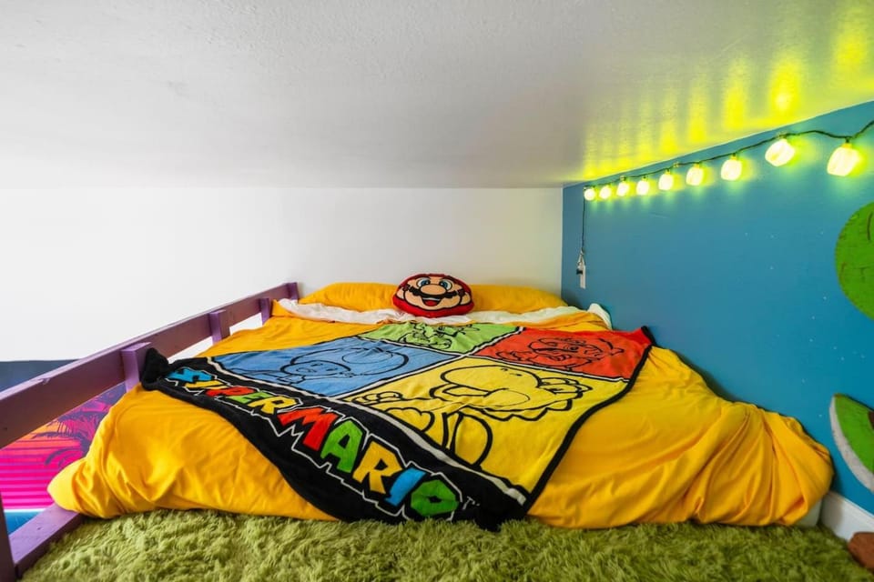 Retro Loft Getaway l Mario Fun & Farm Vibes Apartment in Hot Springs