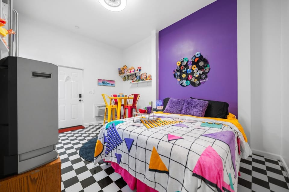Bed, Decorative detail, Dining area, Bedroom