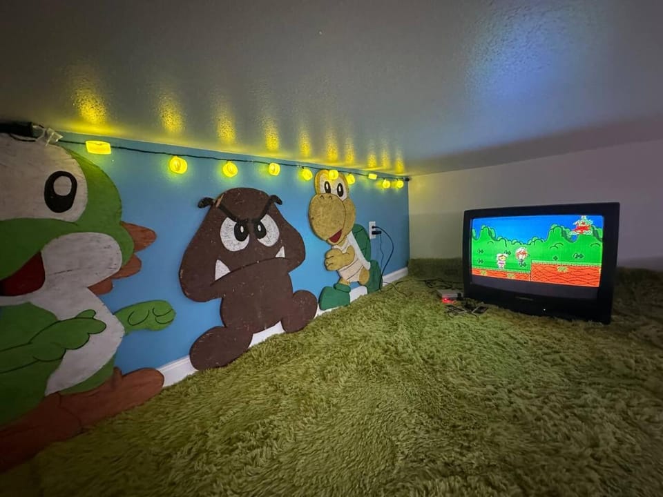 Retro Loft Getaway l Mario Fun & Farm Vibes Apartment in Hot Springs