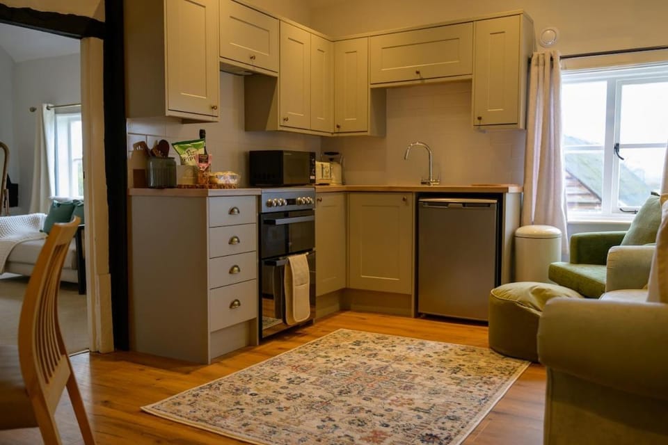Coffee/tea facilities, Kitchen or kitchenette, stove, toaster