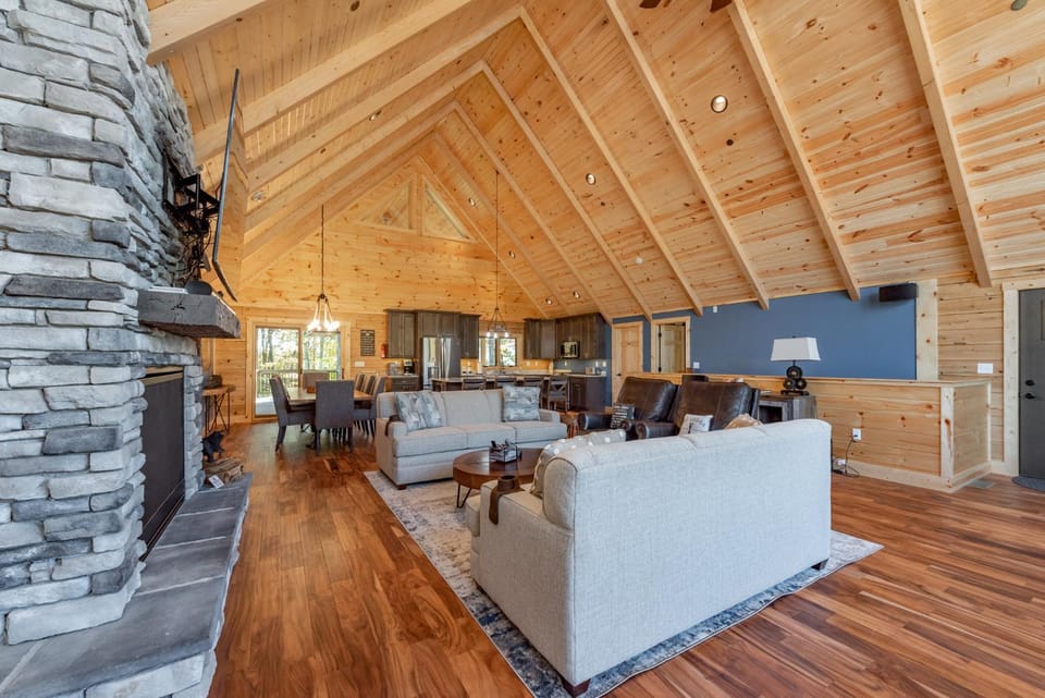 Wispering Rapids by Railey Vacations House in McHenry