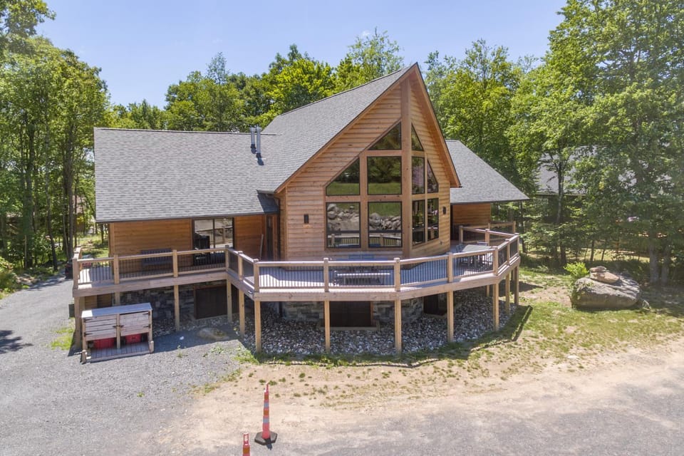 Wispering Rapids by Railey Vacations House in McHenry