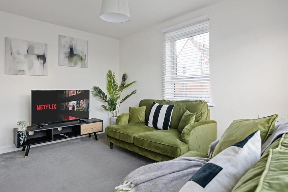 Aylesbury 4BR House-Garden & Parking Sleeps 10 Apartment in Aylesbury Vale