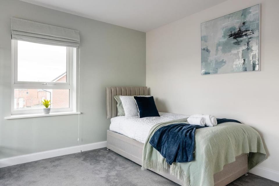Aylesbury 4BR House-Garden & Parking Sleeps 10 Apartment in Aylesbury Vale