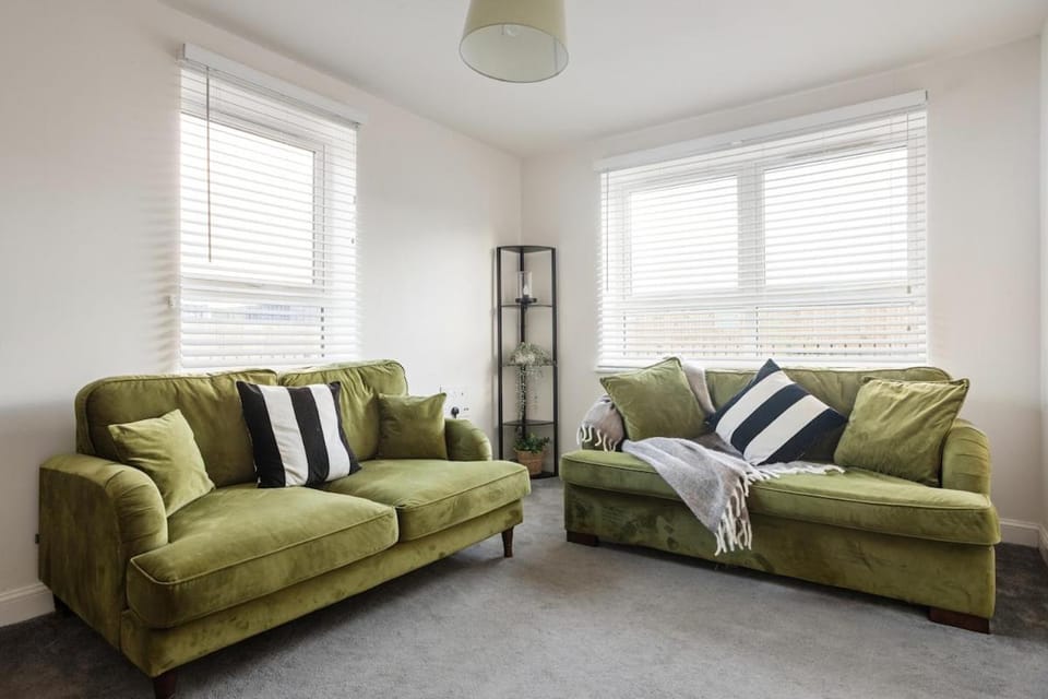 Aylesbury 4BR House-Garden & Parking Sleeps 10 Apartment in Aylesbury Vale