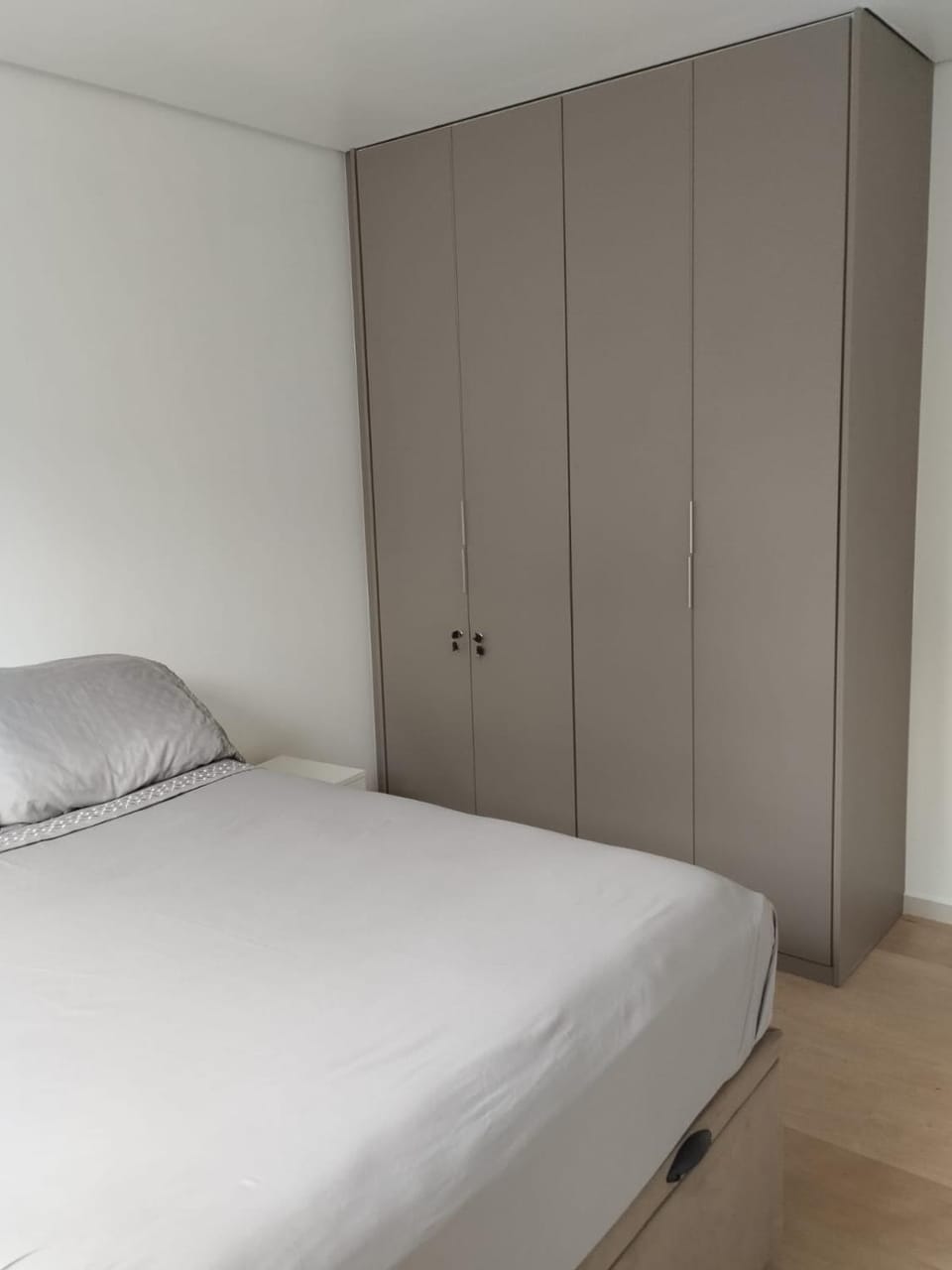 apto 2 quartos, ar condicionado, vaga, condomínio com piscina, portaria 24h Apartment in Florianopolis