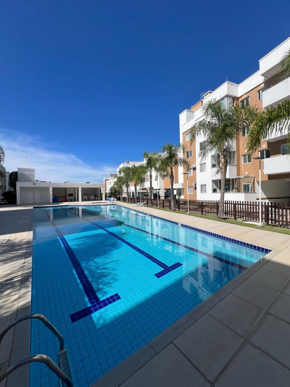 apto 2 quartos, ar condicionado, vaga, condomínio com piscina, portaria 24h Apartment in Florianopolis