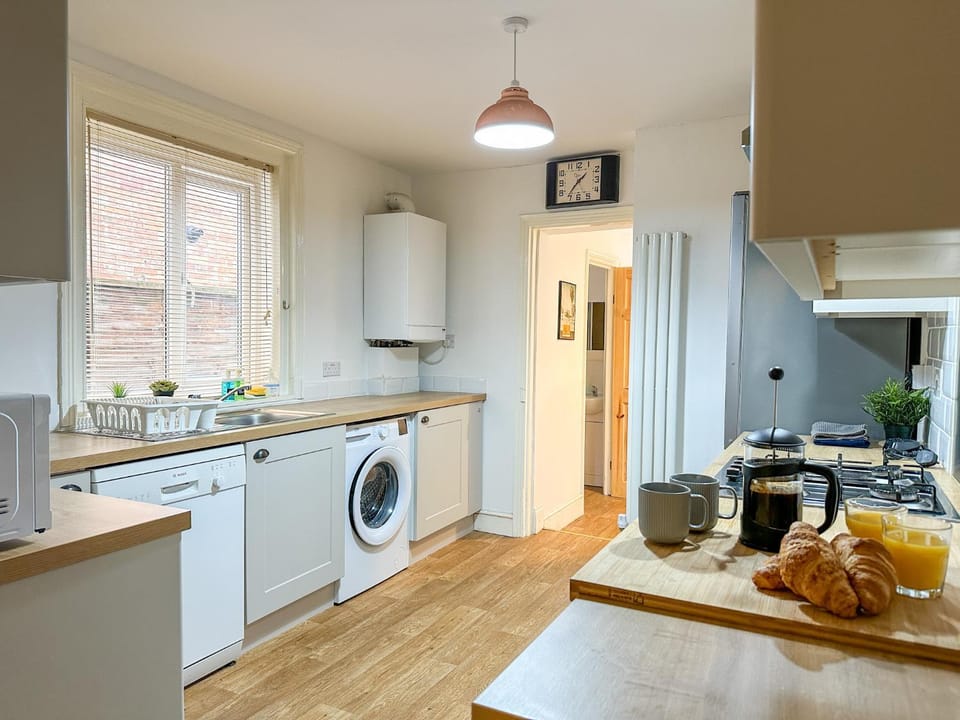 Kitchen or kitchenette, Dining area, dishwasher, minibar, oven, pet friendly, stove, toaster, washing machine, dryer