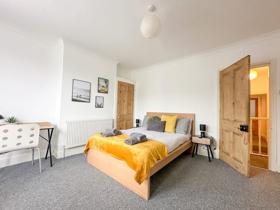 Bed, Living room, Photo of the whole room, Seating area, Bedroom, wardrobe