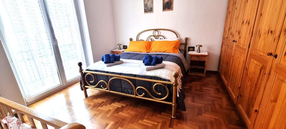 Bed, Bedroom, towels, wardrobe