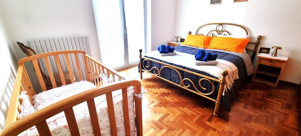 Bed, Photo of the whole room, Bedroom, cot, towels