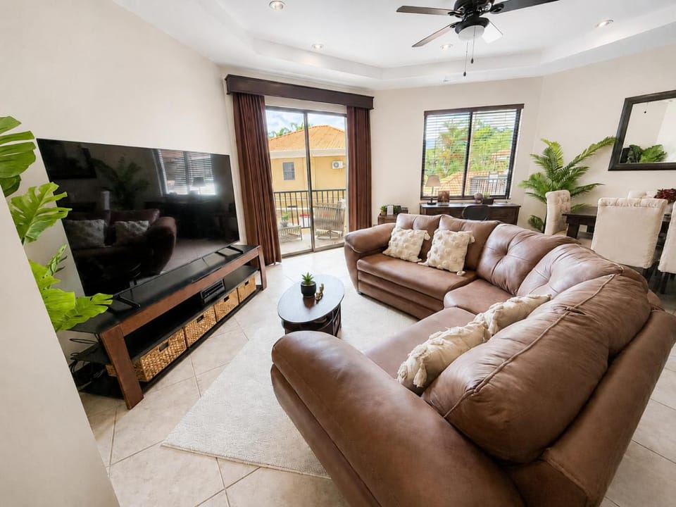 Communal lounge/ TV room, Day, TV and multimedia, Balcony/Terrace, Living room, Seating area, Entertainment