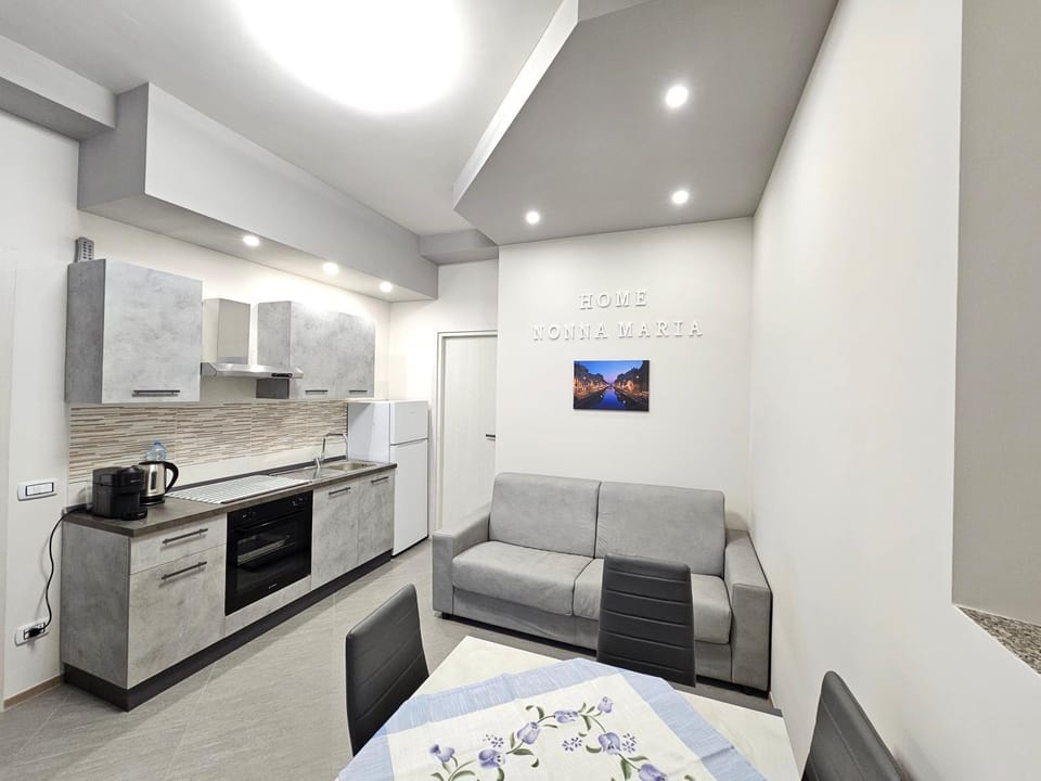 Kitchen or kitchenette, Living room, Seating area, Dining area