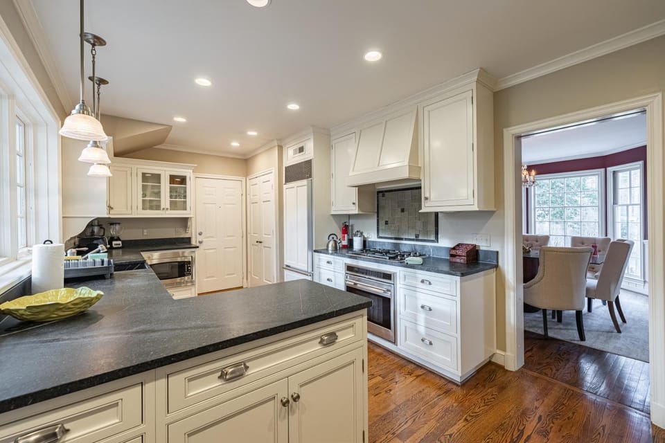 Gorgeous Unique House in Bethesda with 8 Beds House in Bethesda